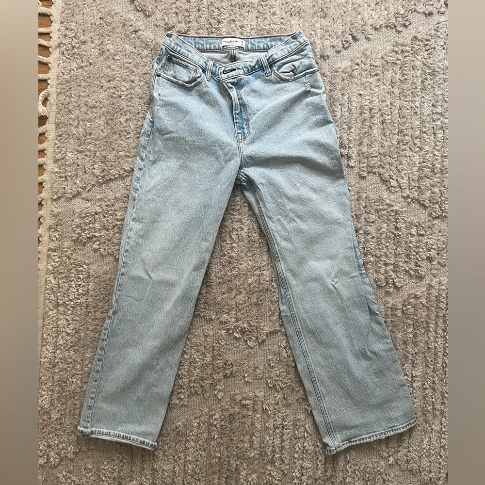Abercrombie 90s Relaxed High Rise Jean / Never Worn, no tags